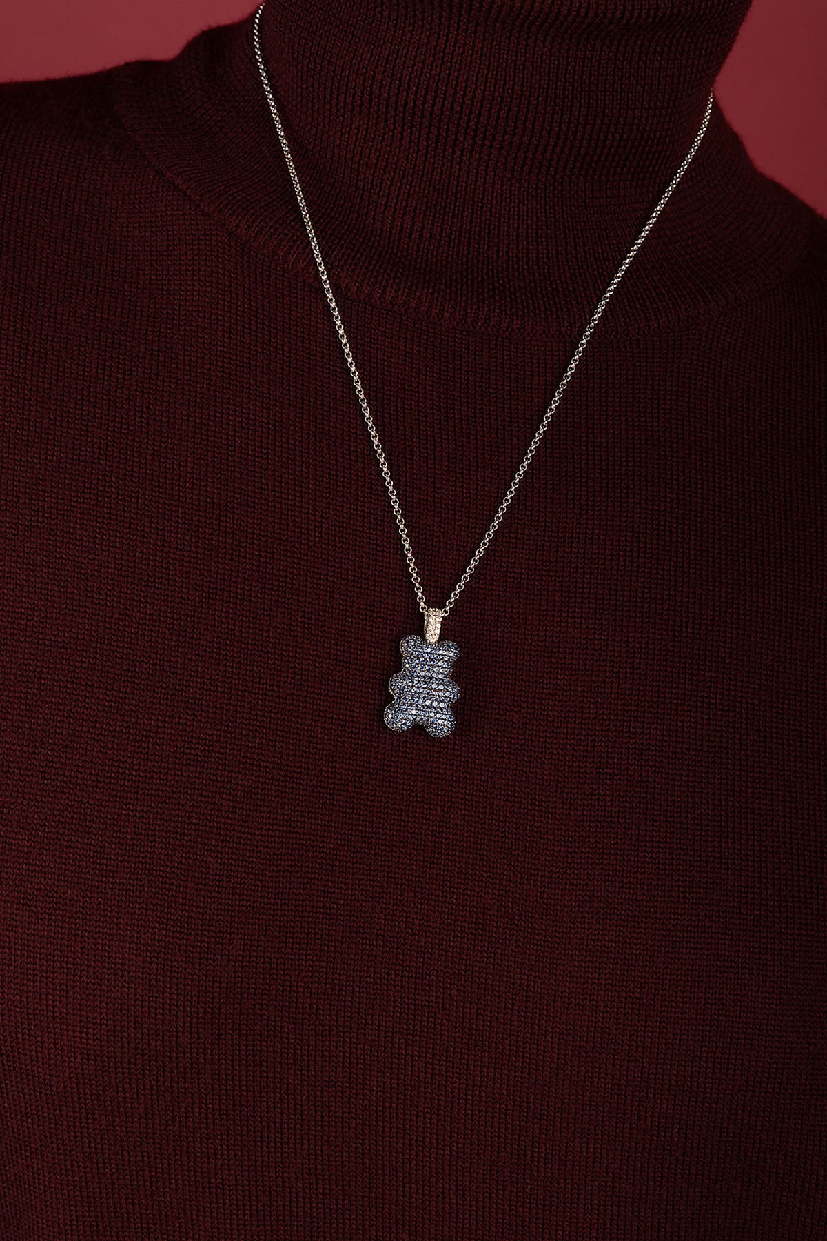 Collier APM Yummy Bear, une touche ludique et précieuse sur un col bordeaux.