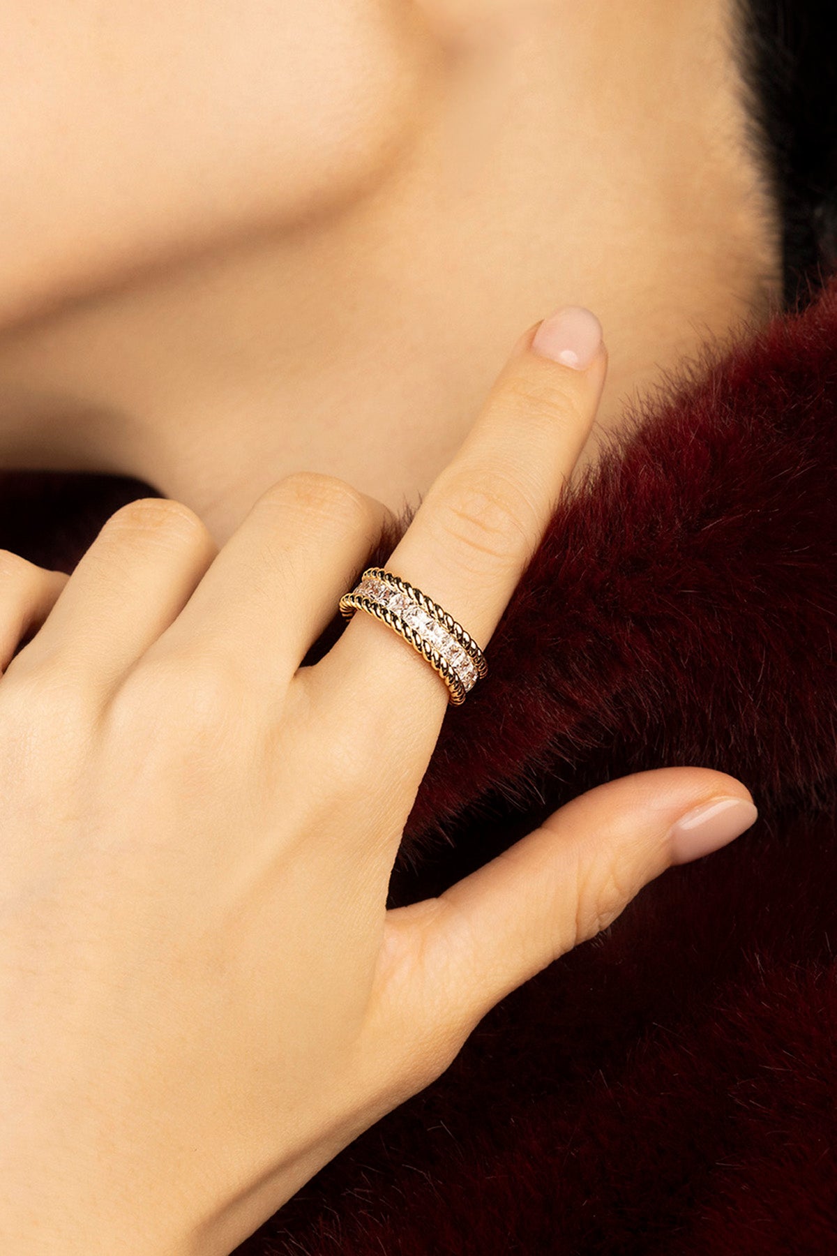 Femme portant une bague APM, éclat doré et allure intemporelle.