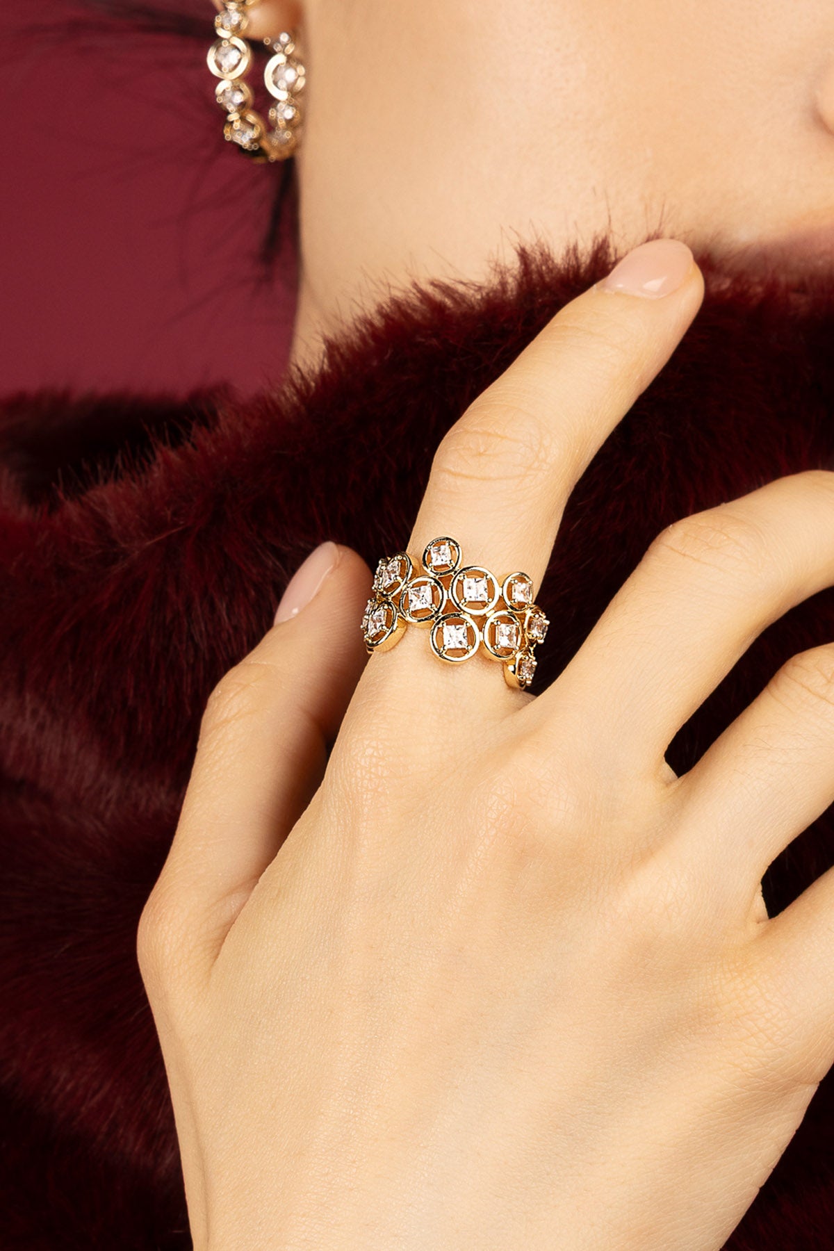 Femme portant la Bague APM, une élégance dorée qui scintille avec délicatesse.