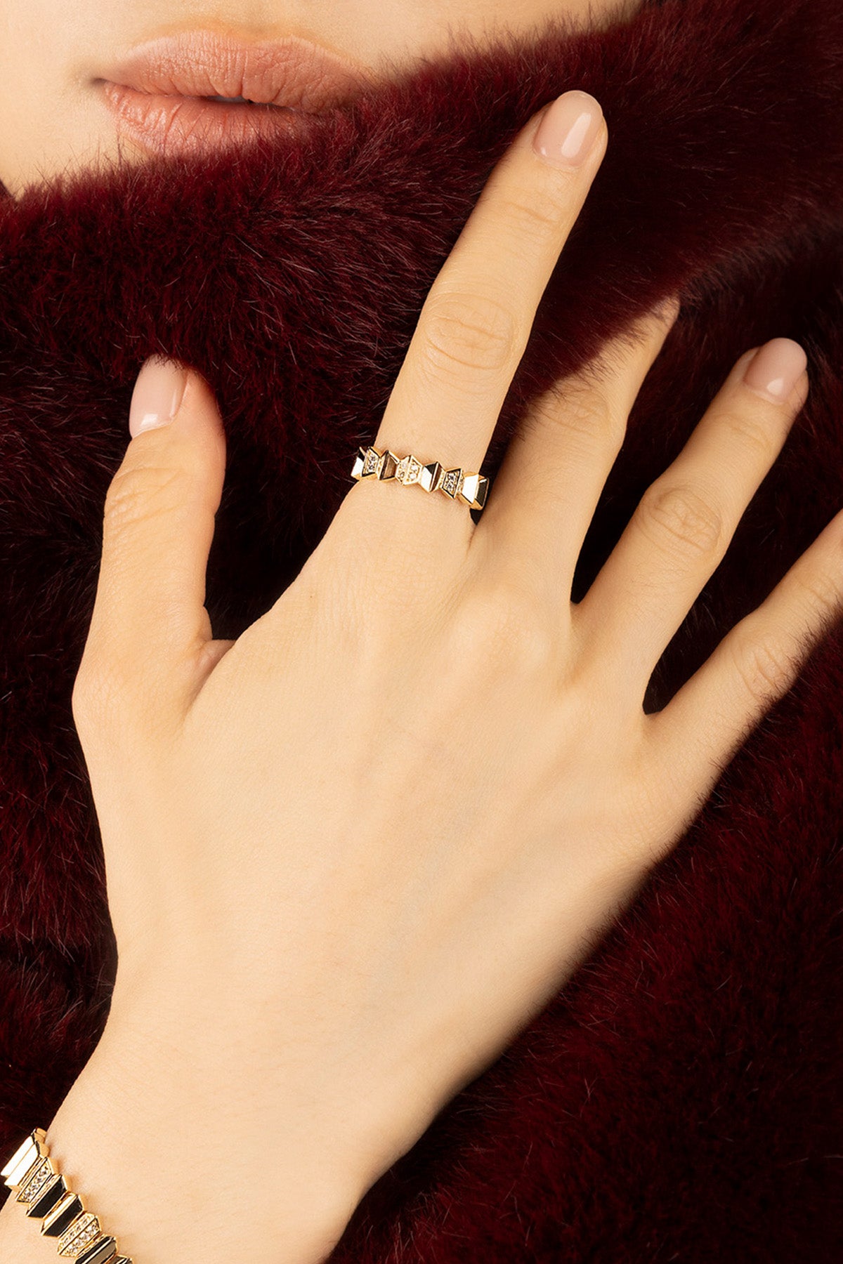 Femme portant la Bague APM Monaco, éclat doré et géométrie audacieuse pour une allure résolument moderne.