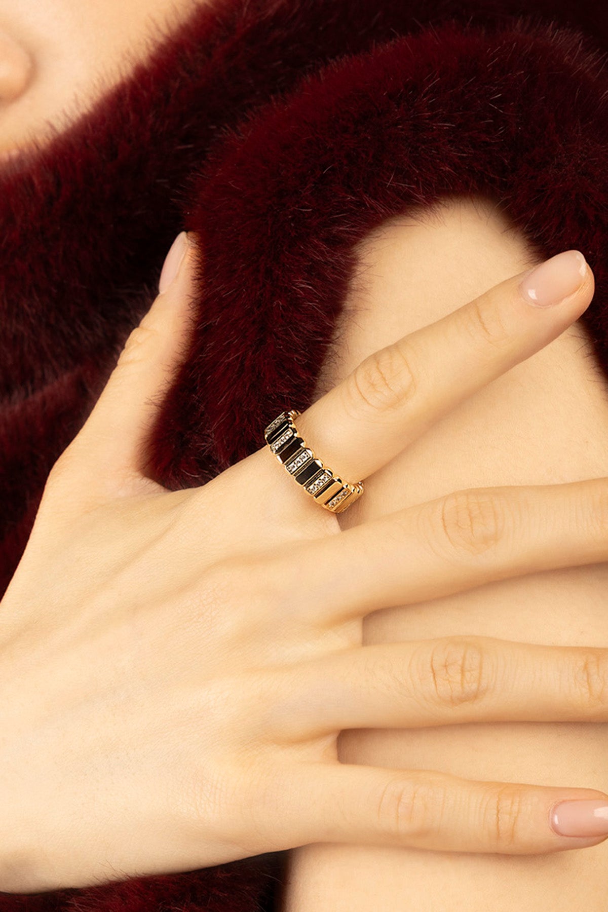 Femme portant la Bague APM couleur or, une élégance rythmée aux reflets contemporains.