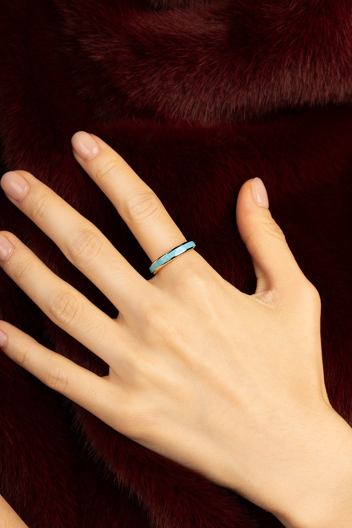 Femme portant la Bague APM, une touche turquoise pour une élégance intemporelle.