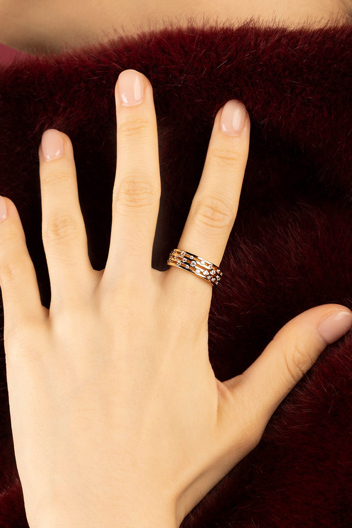 Woman wearing APM bague multi-rangs, éclat doré et douceur hivernale.