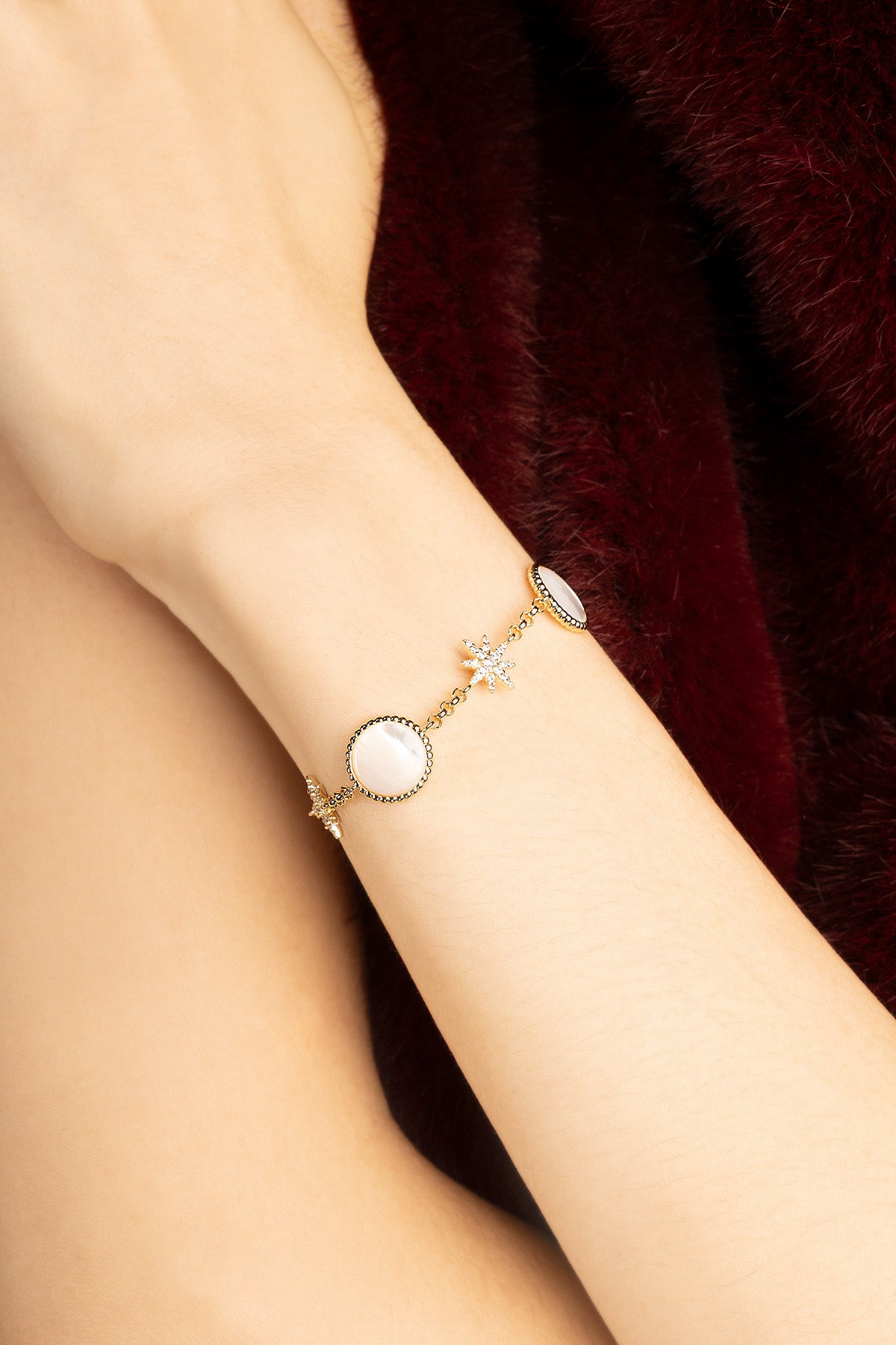Woman wearing APM bracelet, une étoile lumineuse posée sur la peau.