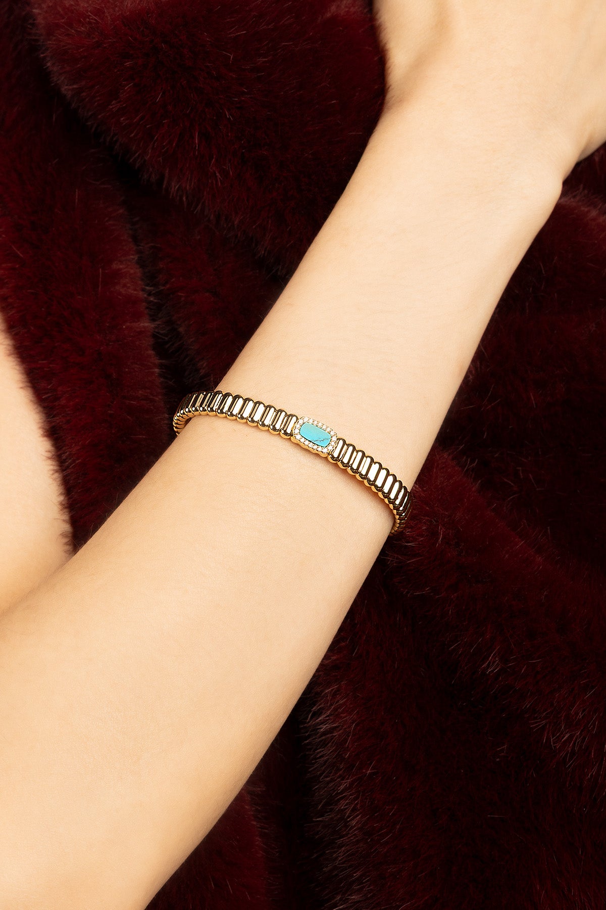 Femme portant le bracelet APM Monaco, une touche turquoise pleine d'élégance moderne.