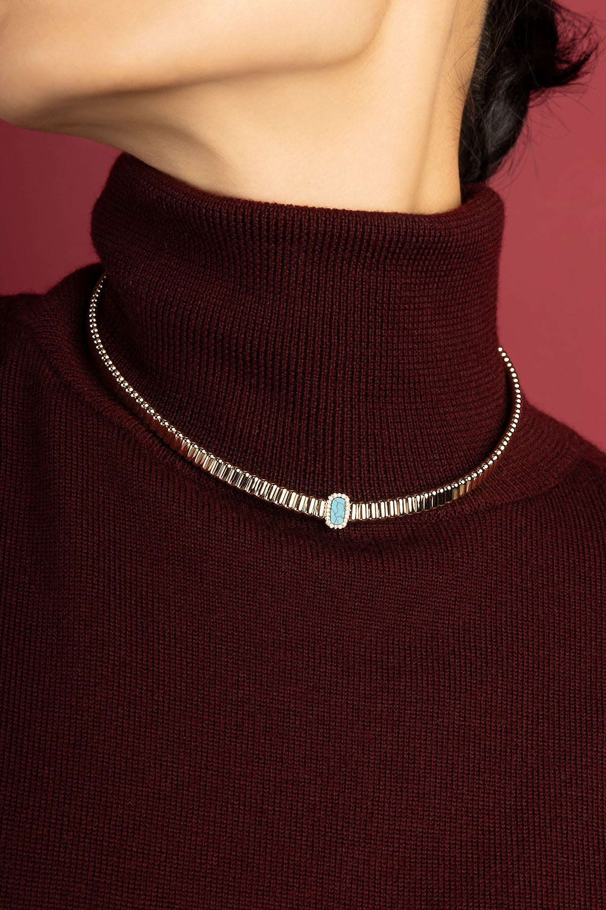 Femme portant le collier APM, une touche turquoise pour une élégance délicate et moderne.