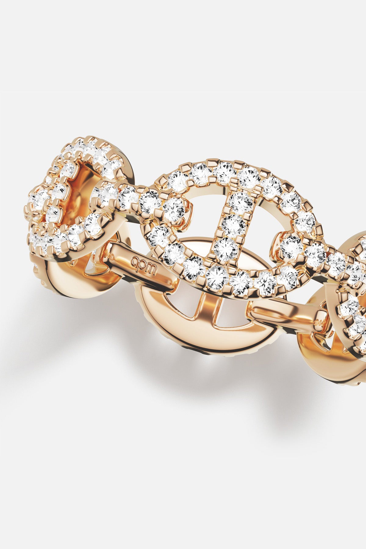 Bague APM aux maillons scintillants, une allure chaîne moderne et lumineuse.