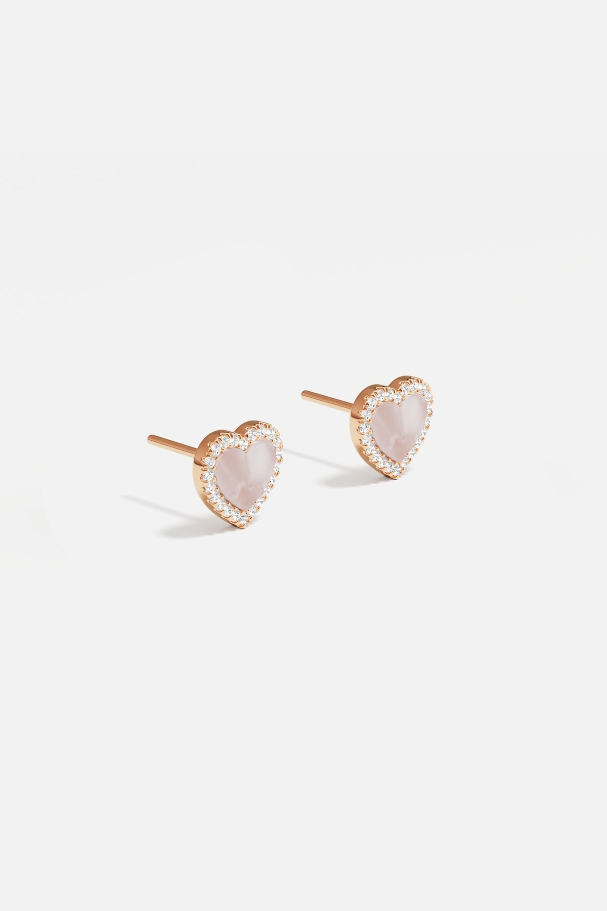 Boucles d'oreilles cœur APM Monaco, une touche rose tendre et lumineuse.