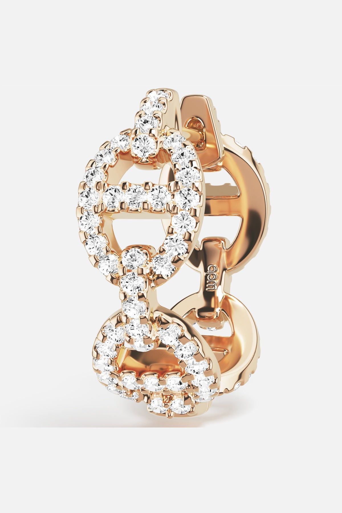 Boucle d'oreille Morse APM, éclat doré et allure contemporaine irrésistible.
