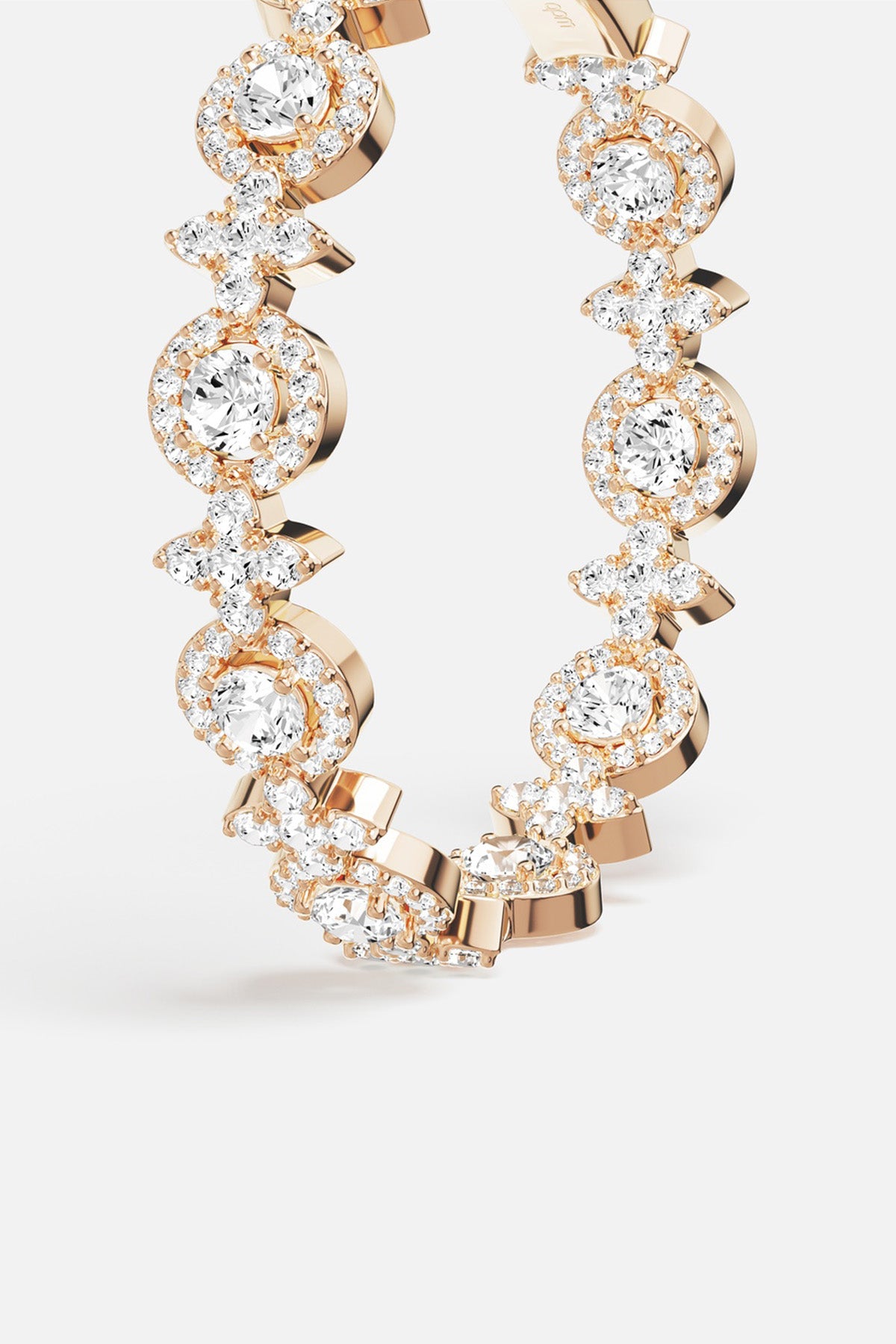 Bracelet APM, éclat scintillant et féminité lumineuse dans une finition rhodium doré.