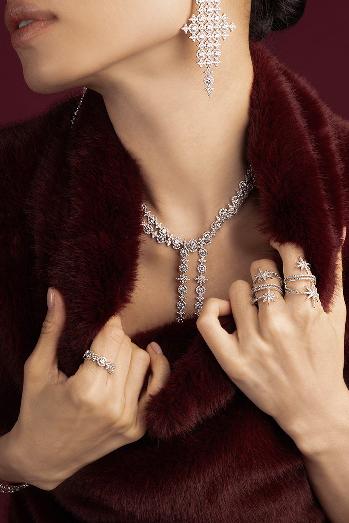 Woman wearing APM parure scintillante, éclat couture sur fourrure bordeaux.