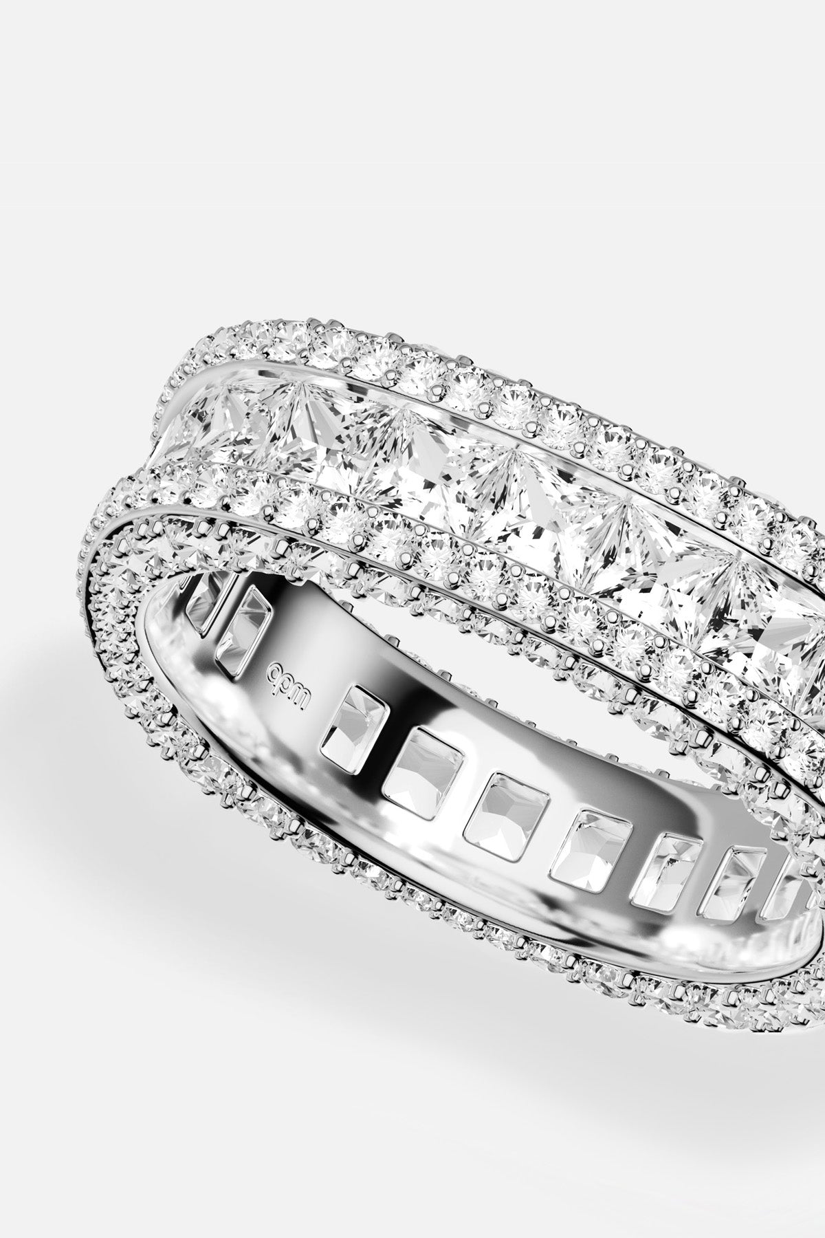 Bague APM en finition rhodium, éclat pavé et lumière contemporaine à fleur de peau.