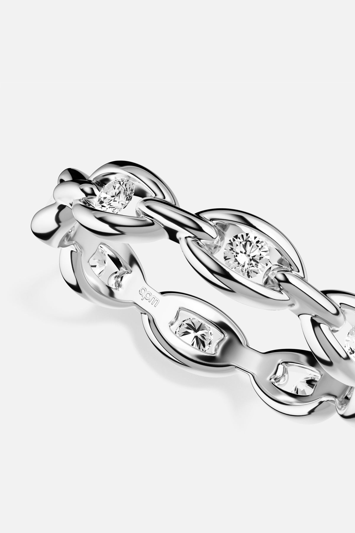 Bague APM aux maillons scintillants, une allure chaîne moderne et lumineuse.