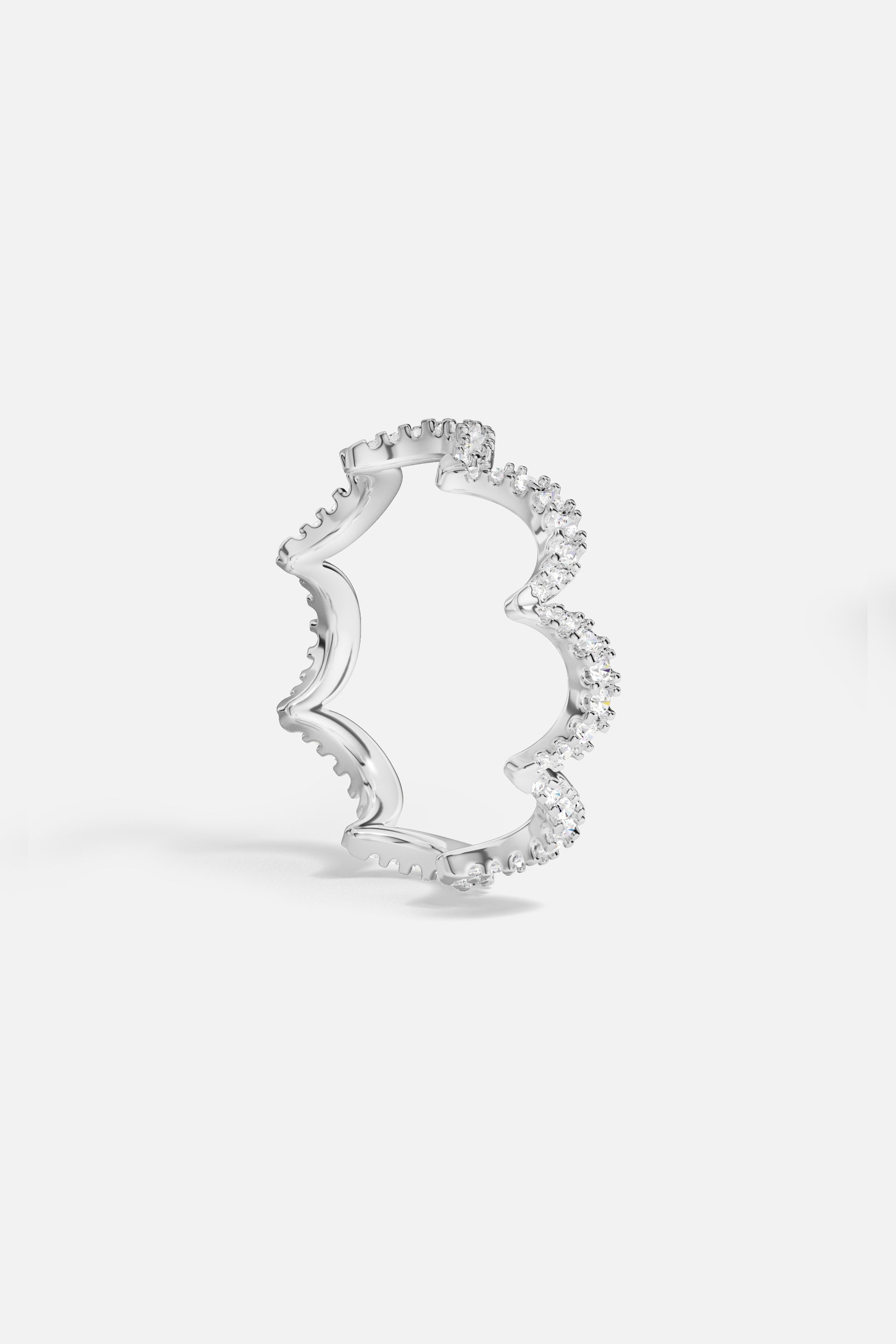 Bague APM ondulée, finition rhodium scintillante, une vague de douceur au bout des doigts.