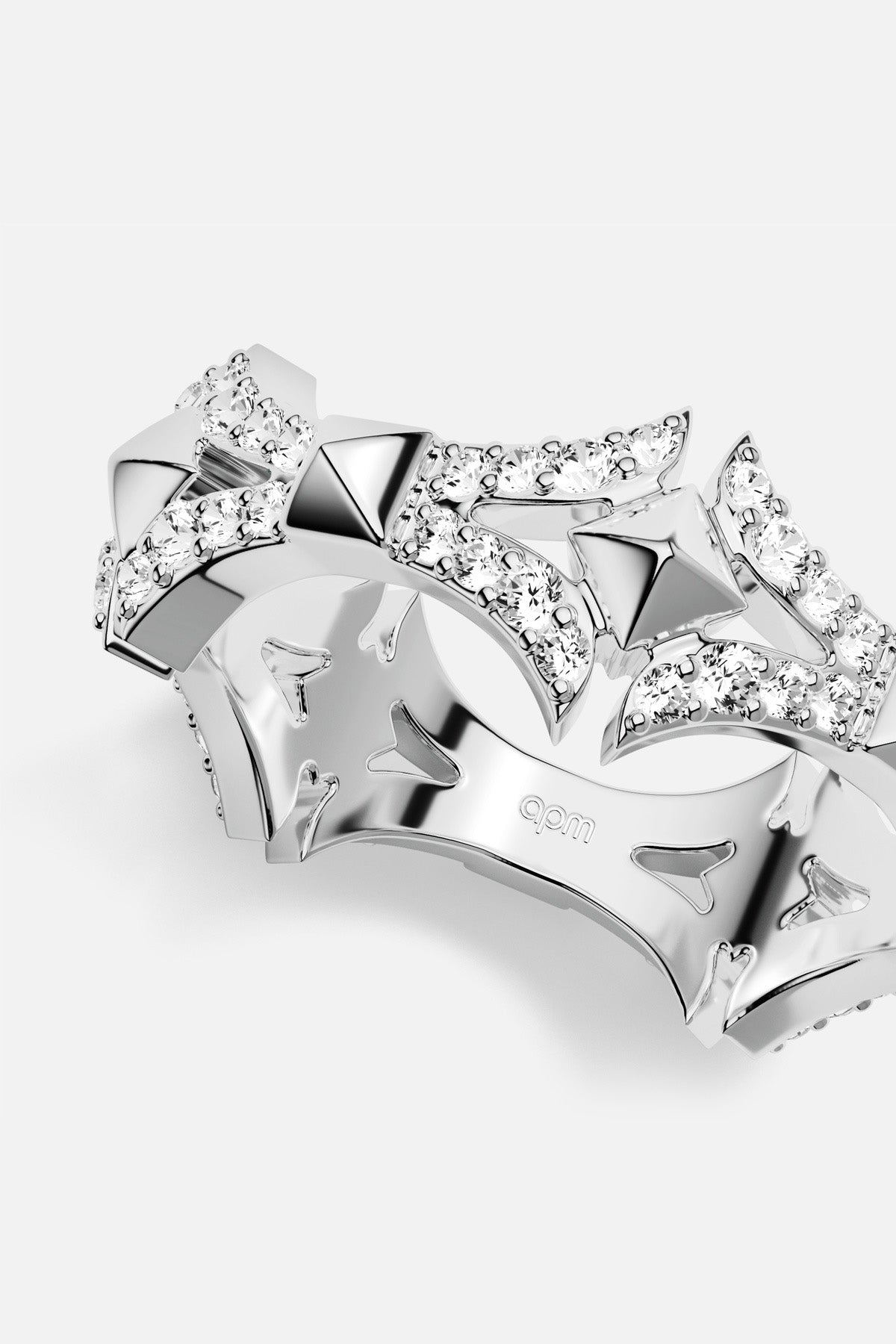Bague APM, éclat audacieux et allure sculpturale pour une élégance affirmée.