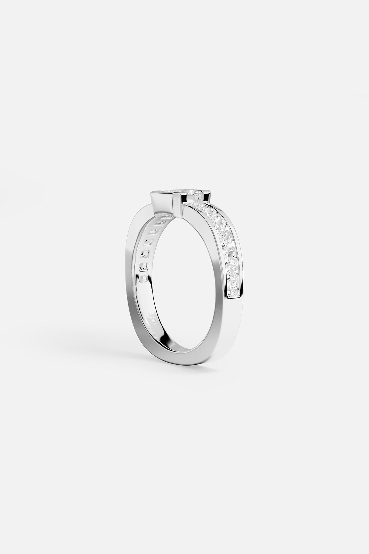 Bague APM, lignes architecturales et éclat contemporain, pour une allure résolument moderne.