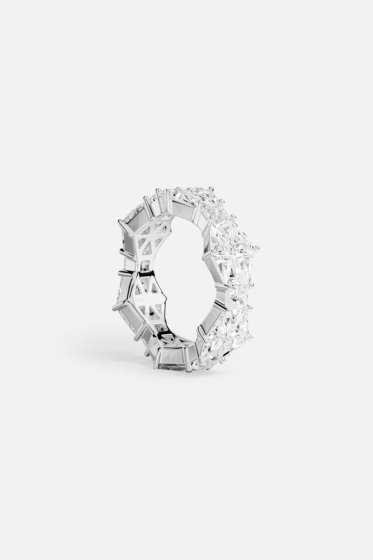 Bague APM, éclat facetté et allure moderne, une brillance qui capture la lumière.