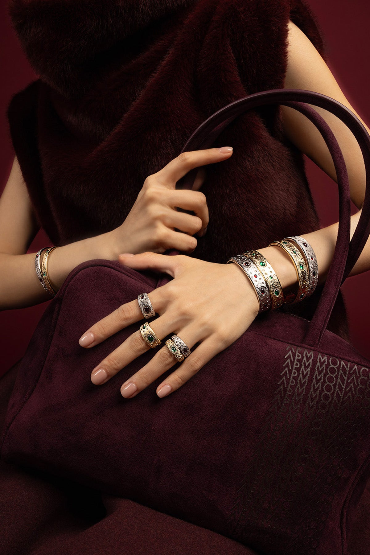 Woman wearing APM bracelets and rings, une élégance précieuse aux reflets bicolores.