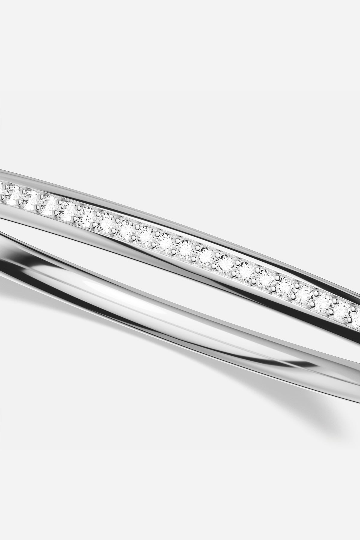 Bracelet APM au fini rhodium, une ligne scintillante d'une élégance intemporelle.