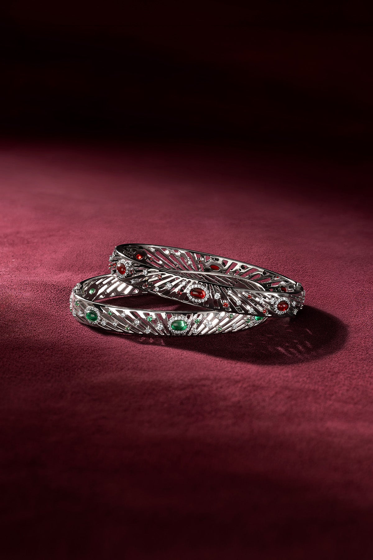 Bracelets APM, finition rhodium et éclats colorés, une élégance audacieuse et lumineuse.