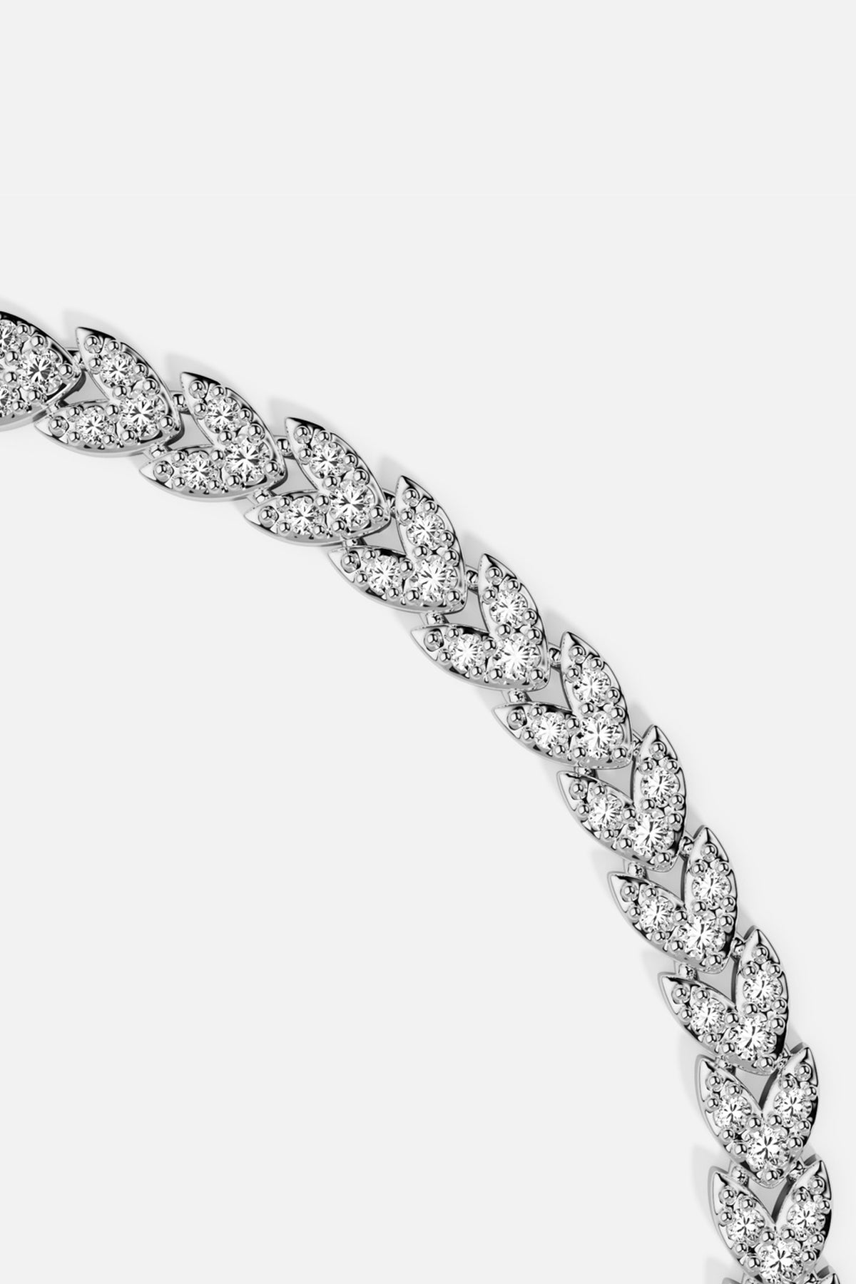 Bracelet APM, feuillage scintillant en finition rhodium, éclat délicat et intemporel.
