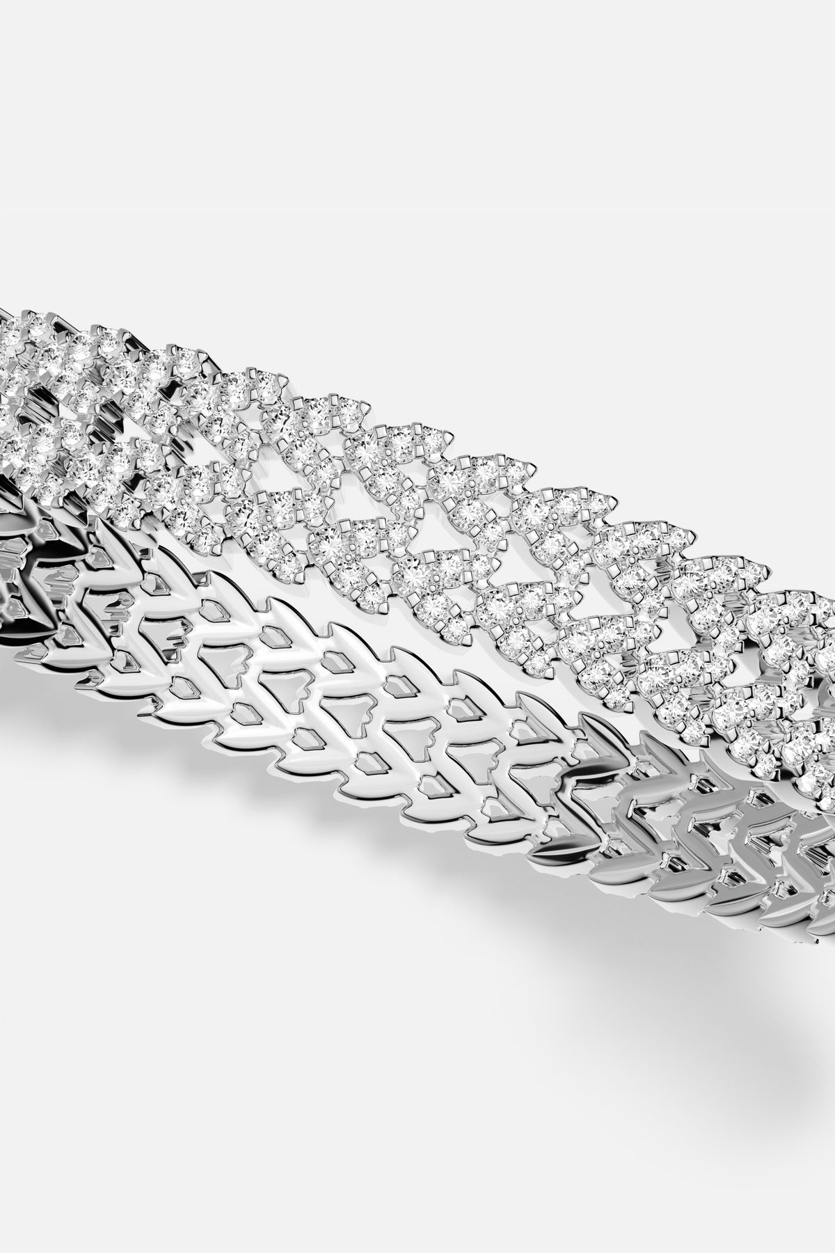 Bracelet APM en finition rhodium, un maillage éclatant à l'allure audacieuse et raffinée.