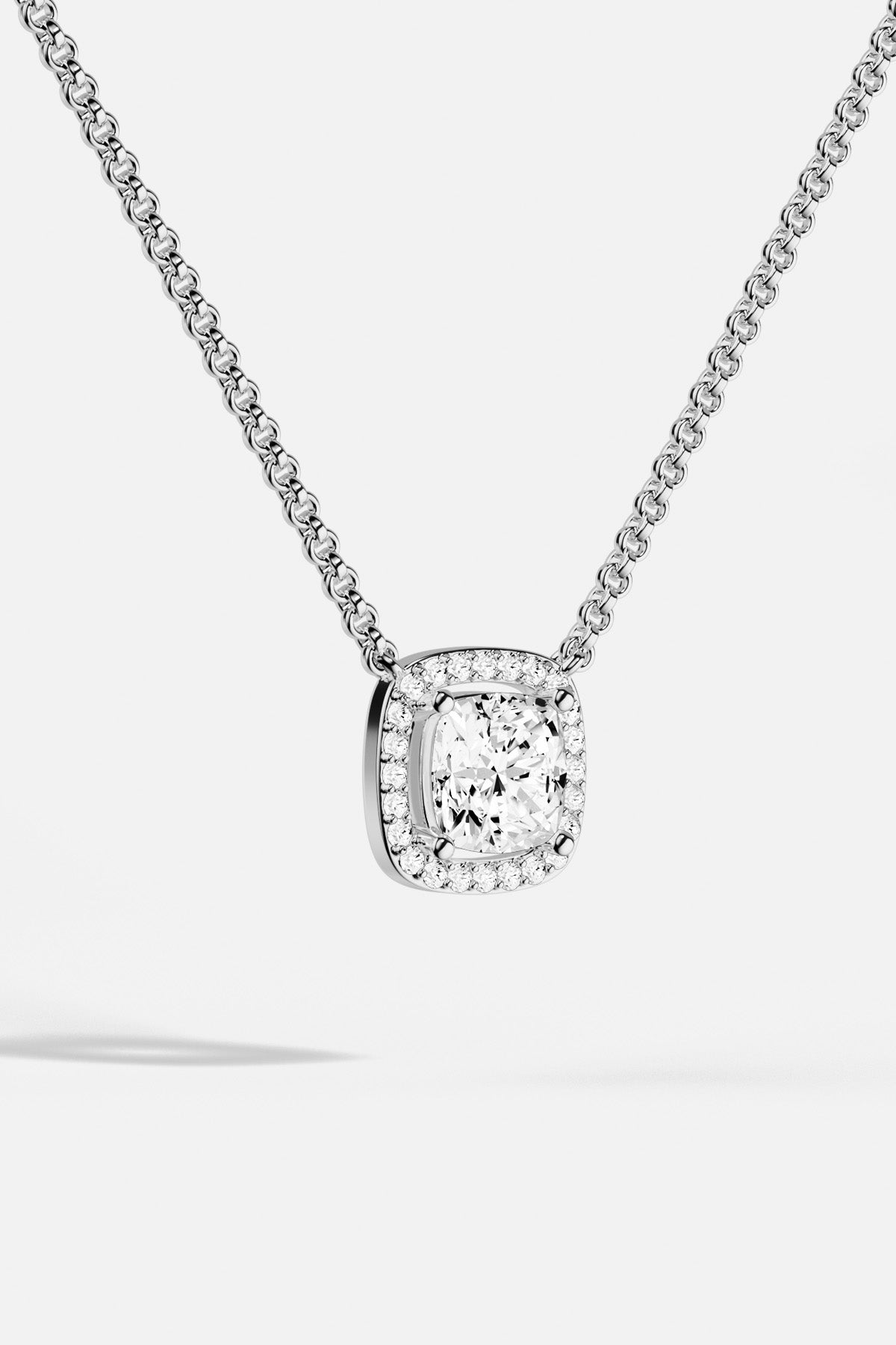 Collier APM en finition rhodium, un éclat coussin d'une élégance discrète.
