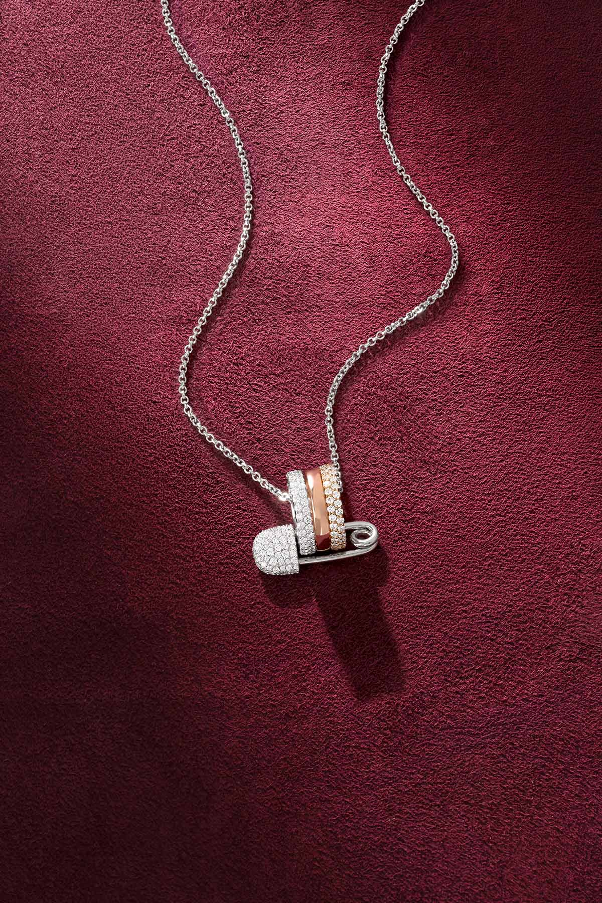 Collier APM, épingle scintillante aux couleurs mêlées, élégance espiègle et intemporelle.