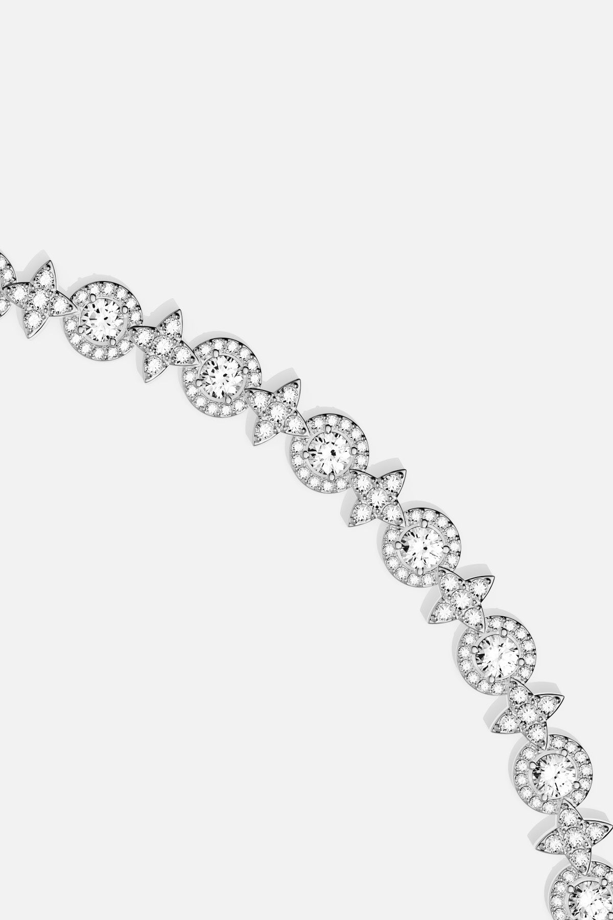 Bracelet APM, éclat floral et lumineux au poignet, finition rhodiée intemporelle.