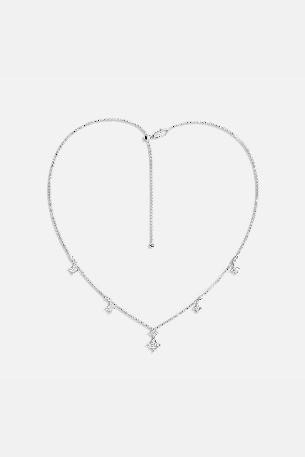 Collier APM, une pluie d'étoiles scintillantes pour une allure délicatement lumineuse.