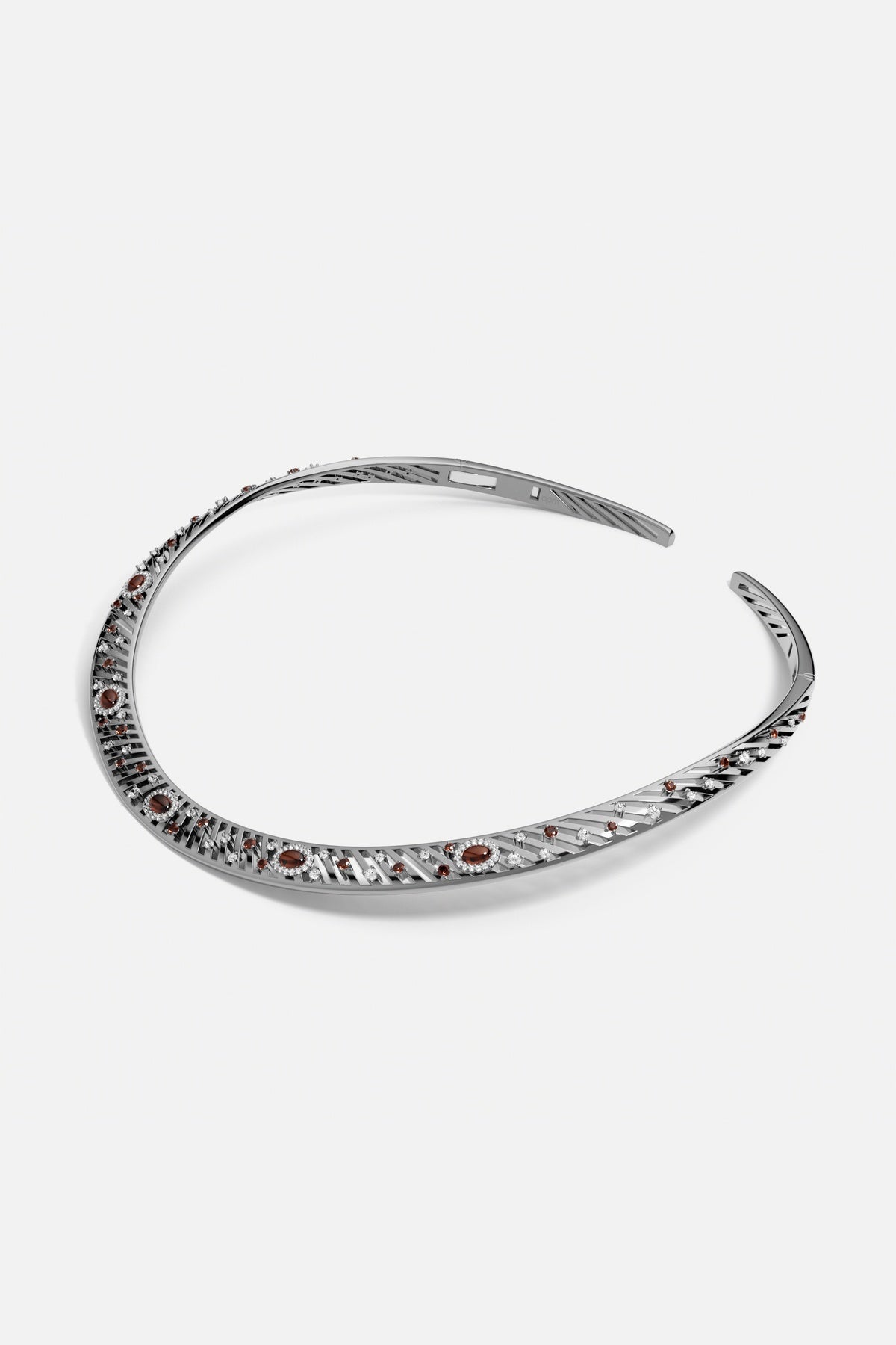 Collier APM au finish rhodium, une courbe audacieuse ponctuée de couleurs profondes.