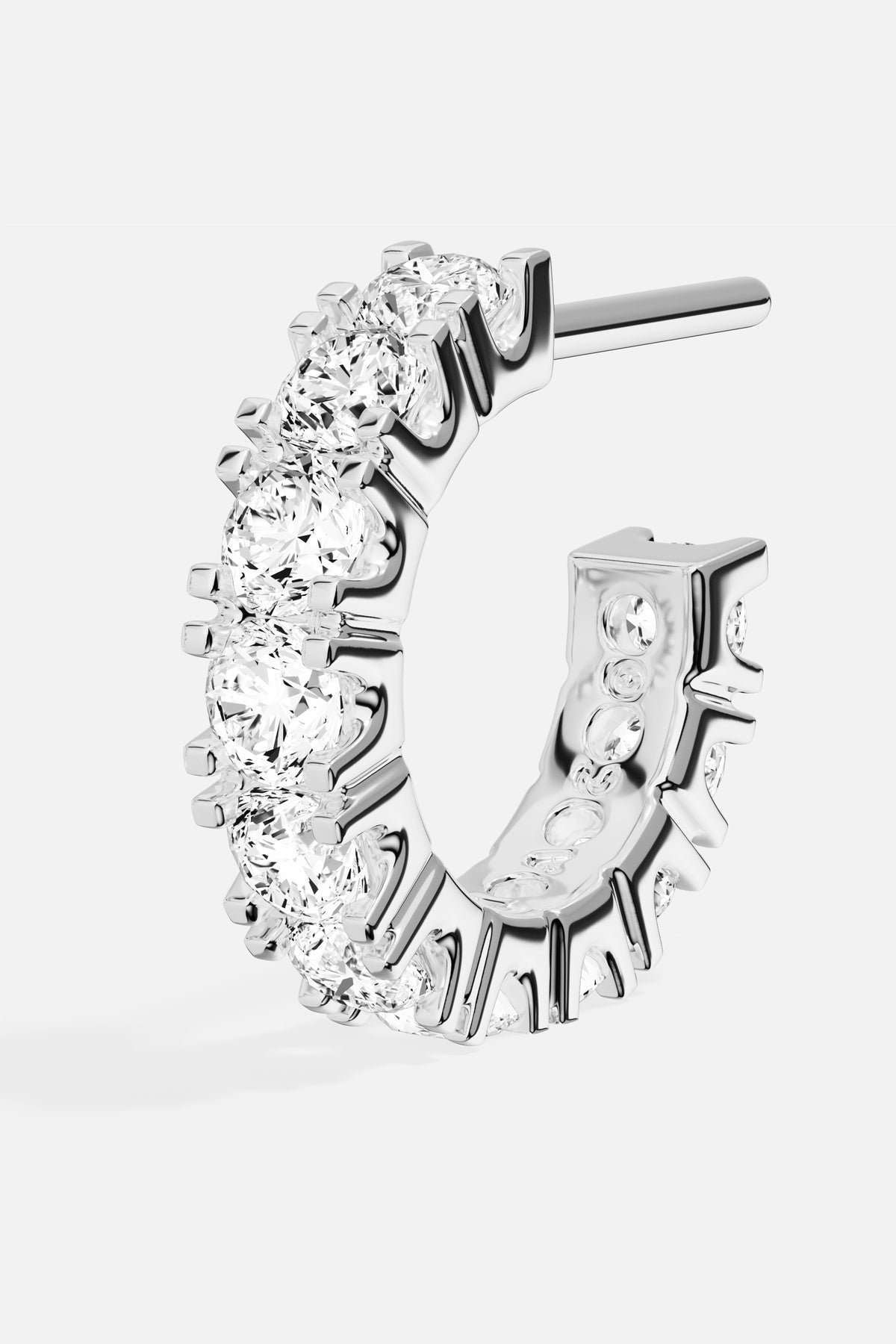 Créole APM en finition rhodium, éclat lumineux et allure résolument moderne.