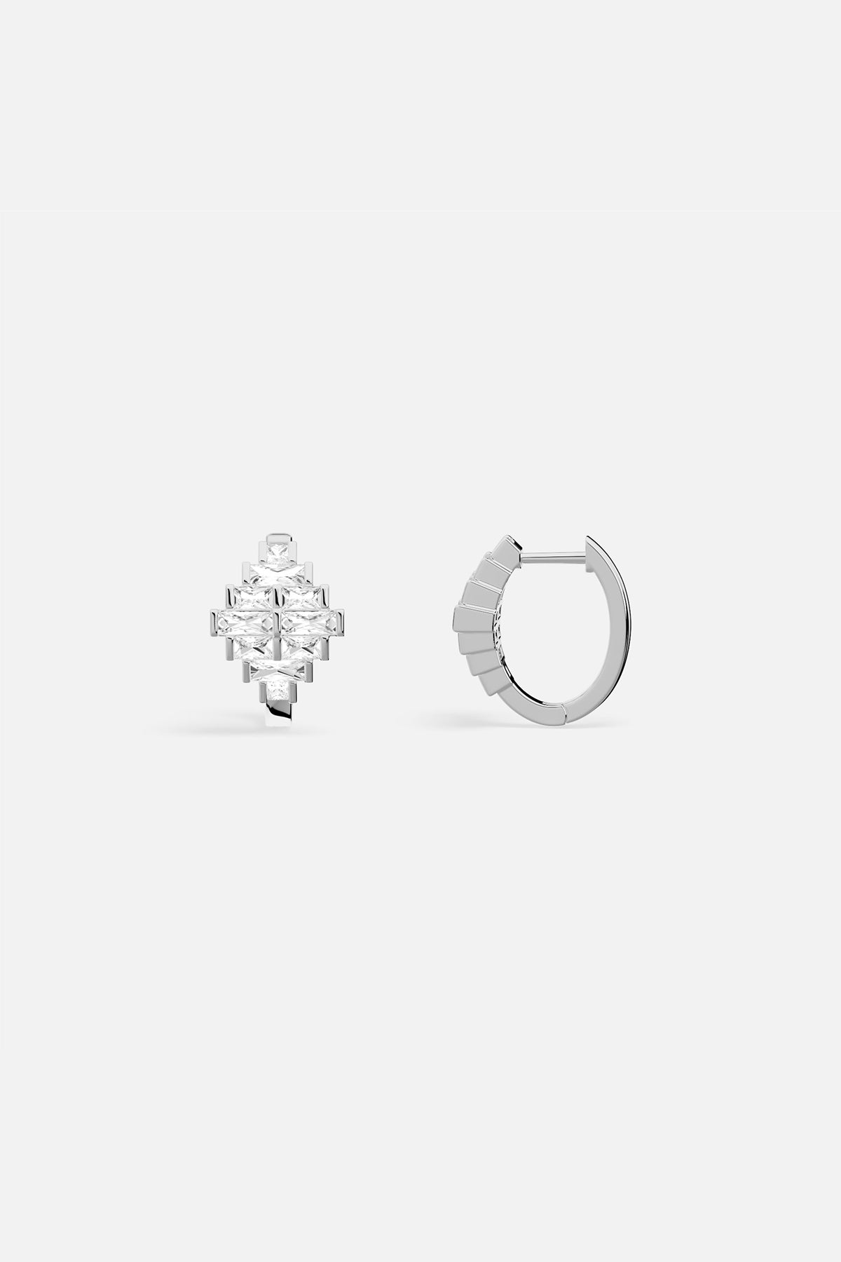 Boucles d'oreilles APM, éclat géométrique et finition rhodium pour une allure moderne.