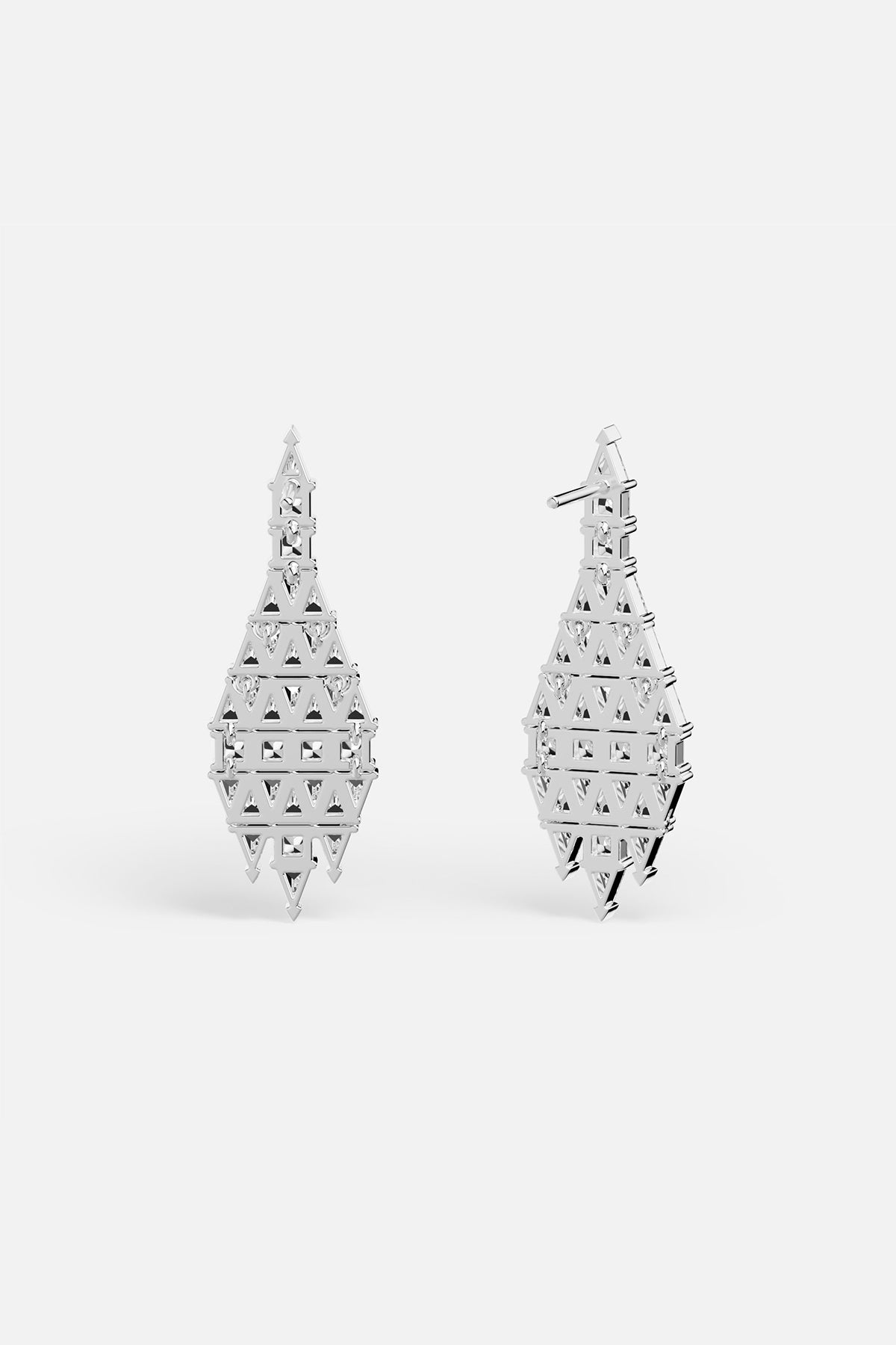 Boucles d'oreilles APM, une géométrie audacieuse en finition rhodium, éclat contemporain.