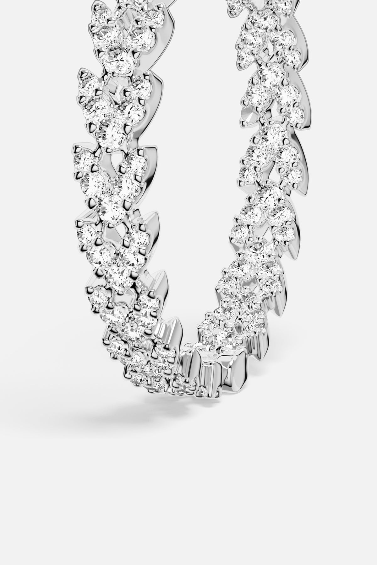 Bracelet APM, maillons scintillants au finish rhodium, éclat sculpté et audacieux.