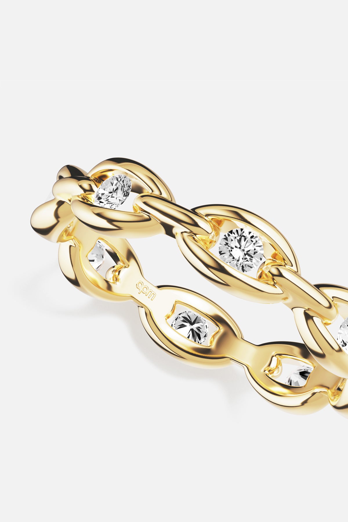 Bague APM aux maillons dorés scintillants, une allure chaîne délicate et lumineuse.