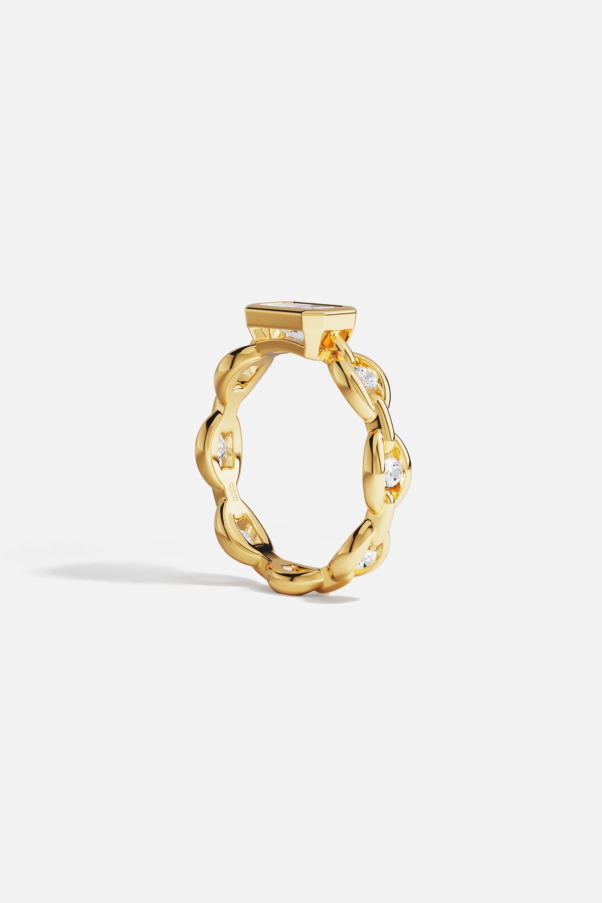 Bague APM Monaco en alliage doré, une allure chaîne audacieuse et lumineuse.