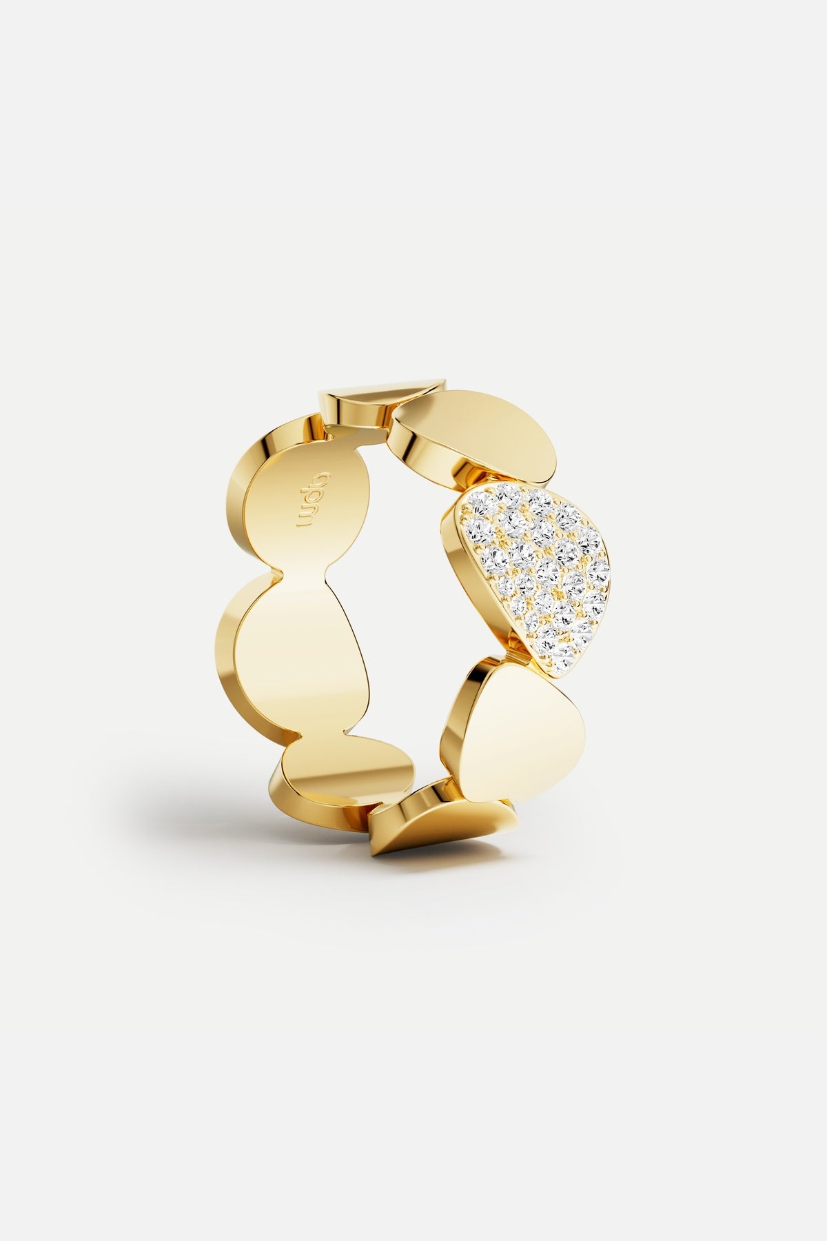 Bague APM aux cœurs dorés, une déclaration tendre et lumineuse.