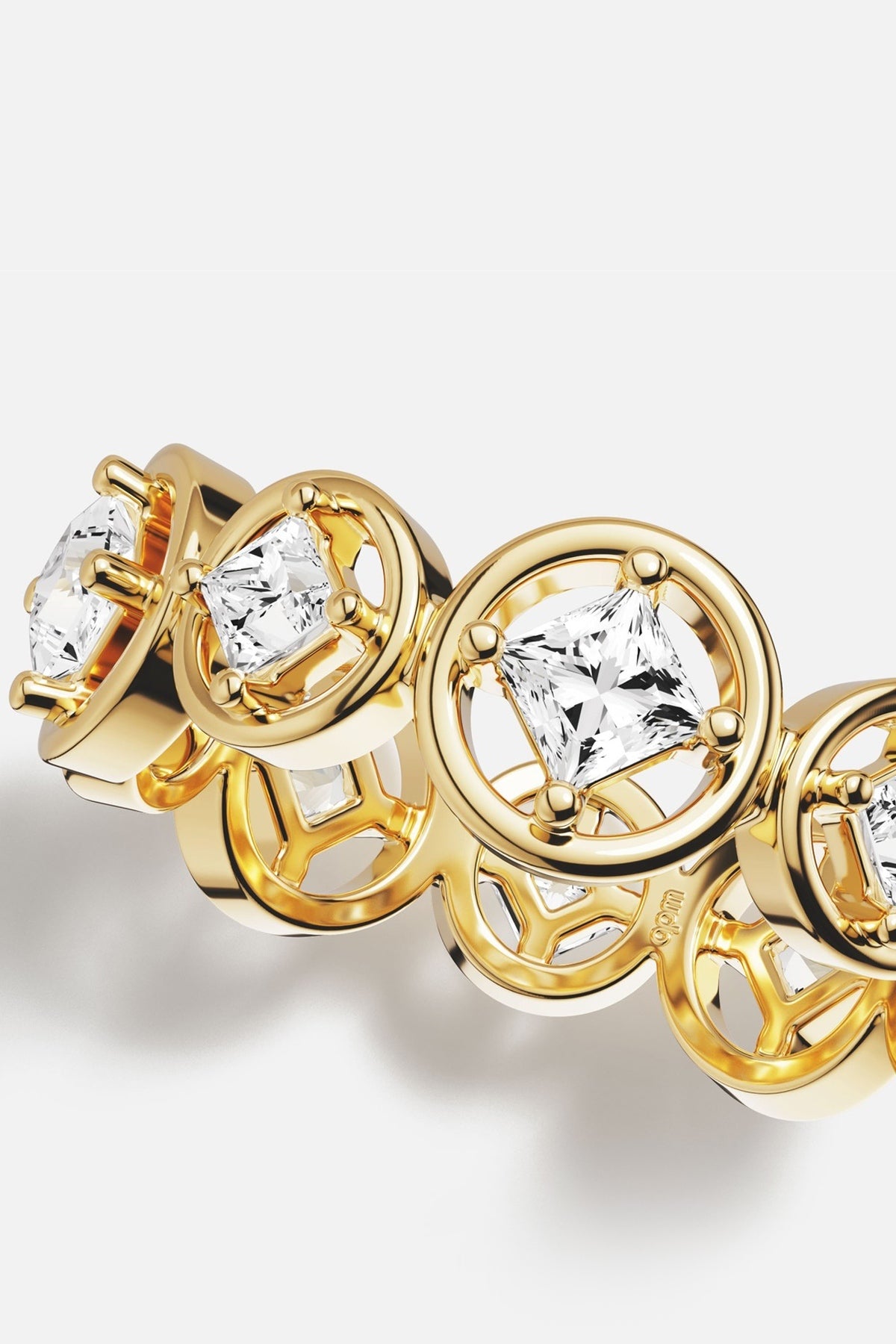 Bague APM en finition dorée, une ronde éclatante de lumière et d'élégance moderne.