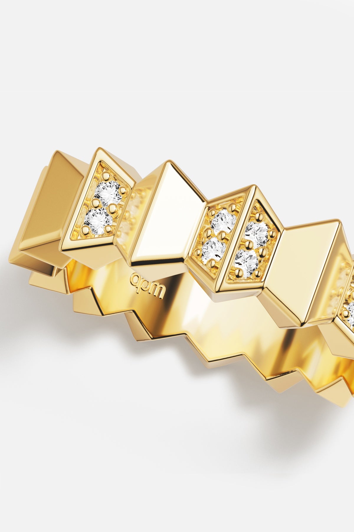Bague APM Monaco aux facettes dorées scintillantes, une audace géométrique pleine d'éclat.