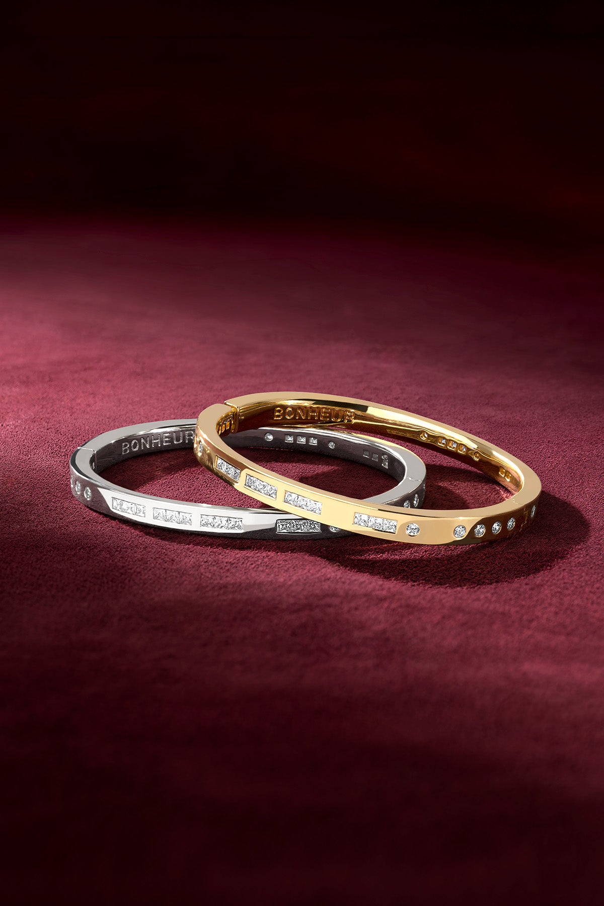 Bracelets Bonheur APM, un duo de couleurs éclatantes, éclat intemporel sur velours.