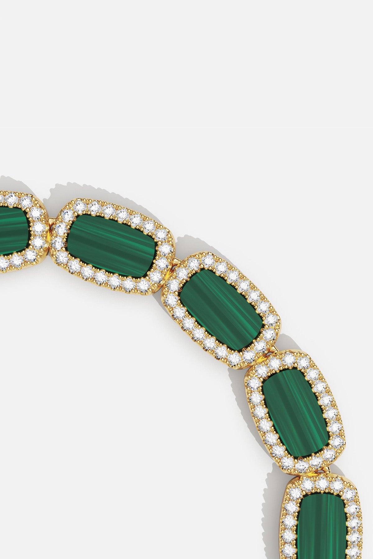 Bracelet APM Monaco en malachite verte, éclat doré et lumière scintillante.