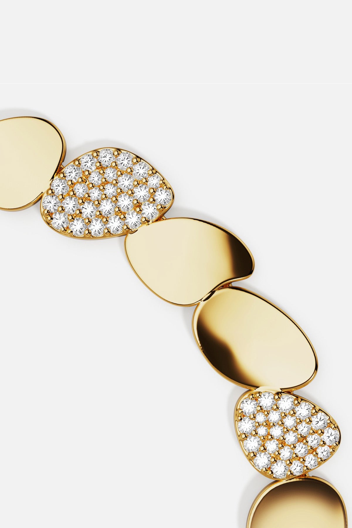 Bracelet APM, galets dorés et éclats scintillants, une élégance fluide et lumineuse.