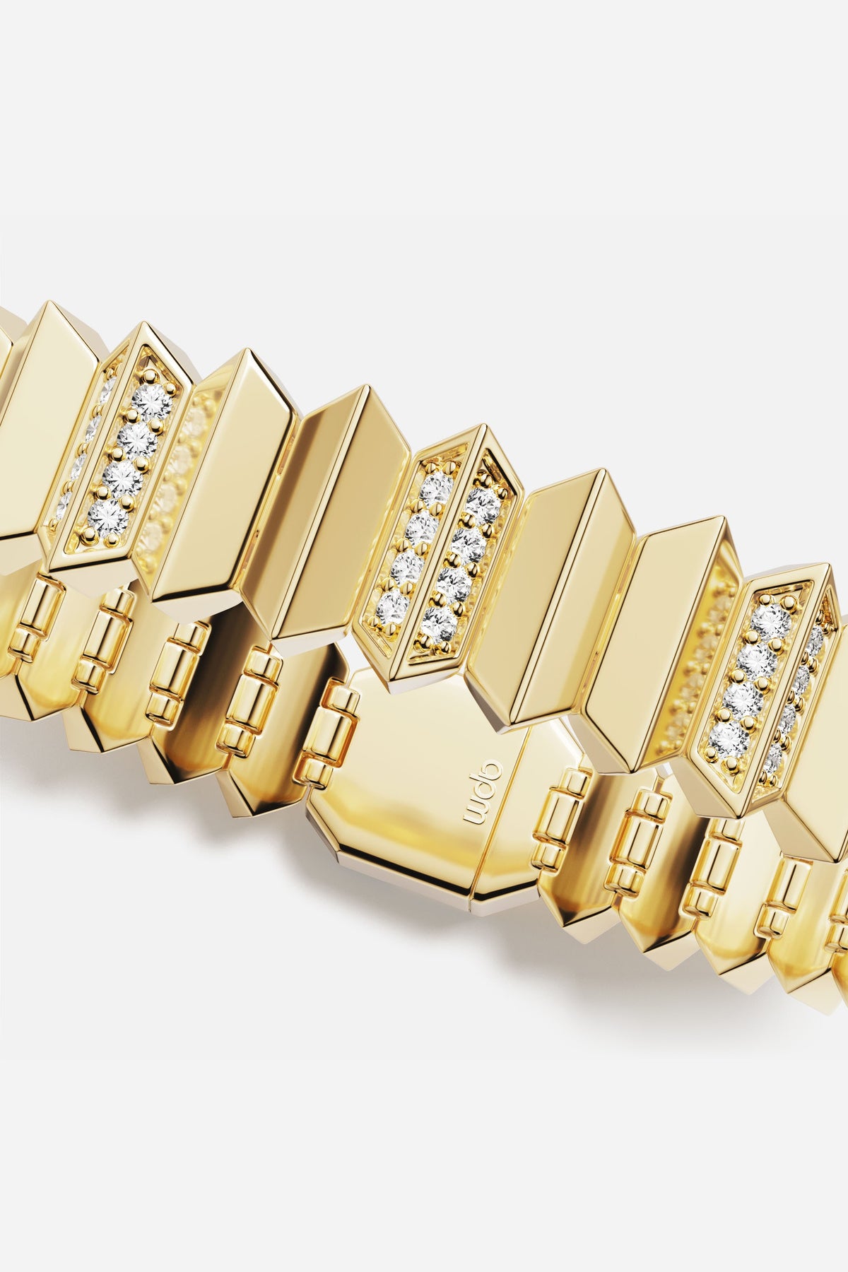 Bracelet APM aux maillons géométriques dorés, une allure architecturale et résolument contemporaine.