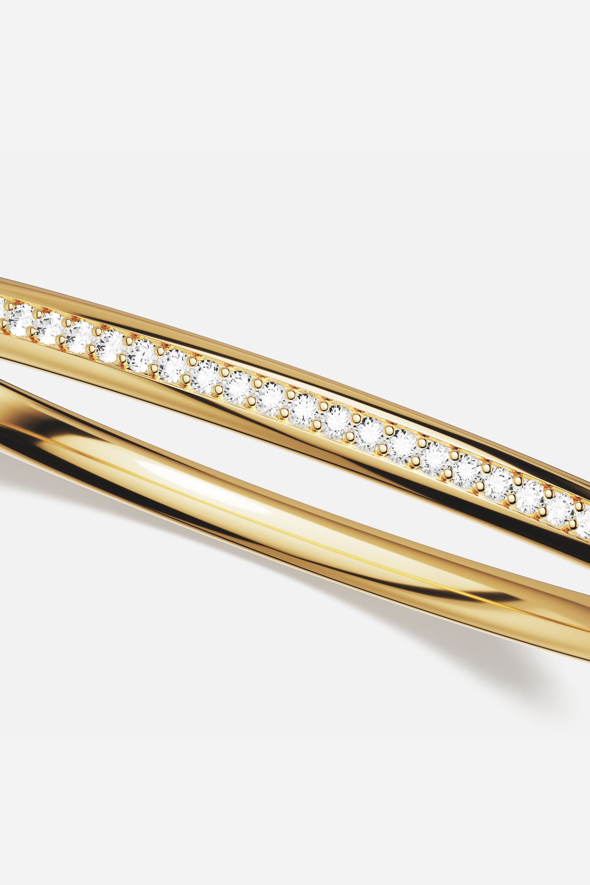 Bracelet APM couleur or, une ligne scintillante pour une élégance intemporelle.