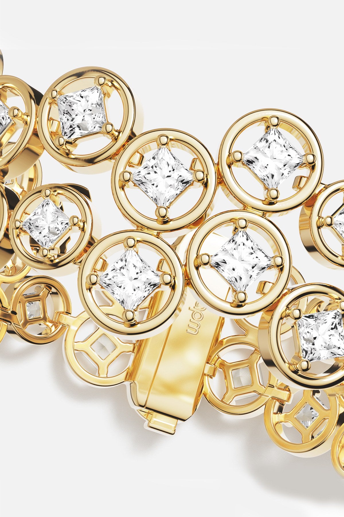 Bracelet APM Monaco, éclats scintillants et finition dorée, une élégance lumineuse et audacieuse.