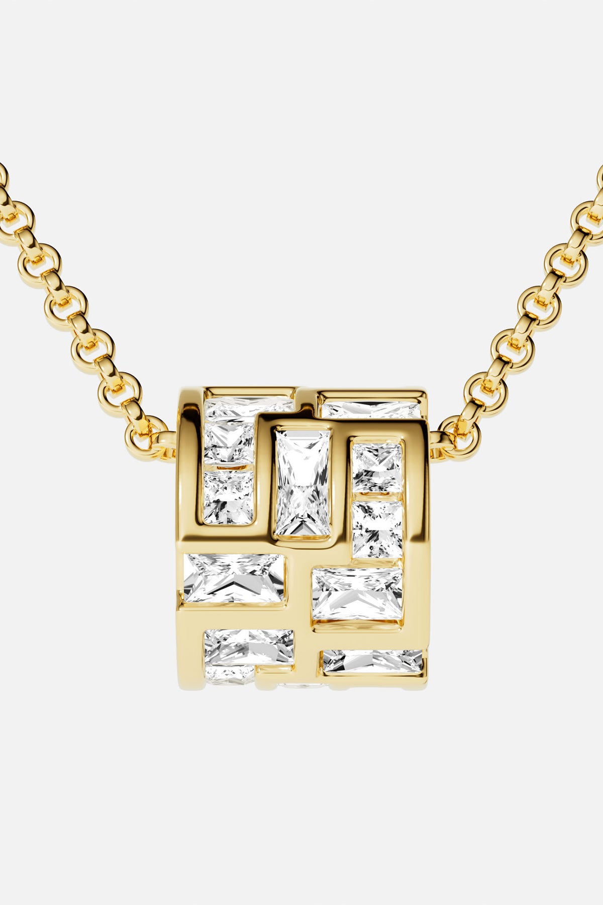 Collier APM aux reflets dorés, une géométrie lumineuse qui capte l'instant avec élégance.