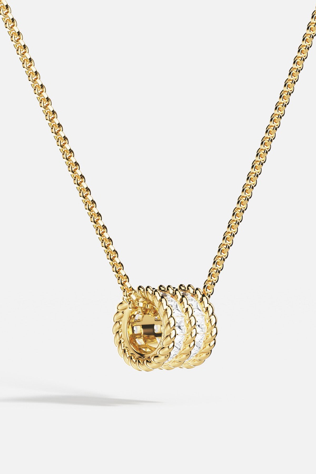 Collier APM, éclat doré et tressé, une élégance lumineuse au quotidien.