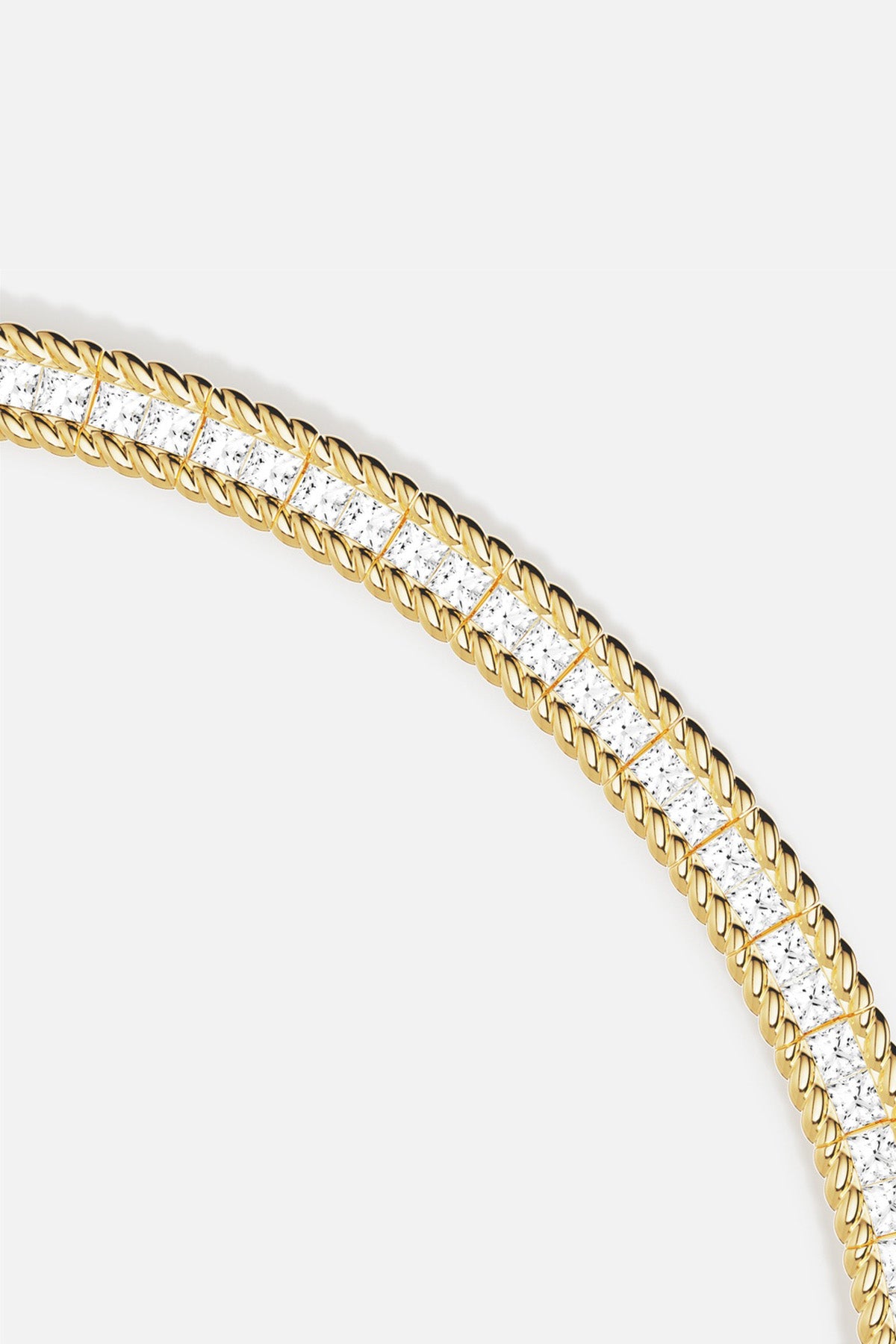 Bracelet APM torsadé doré, une ligne scintillante de cristaux pour un éclat couture.