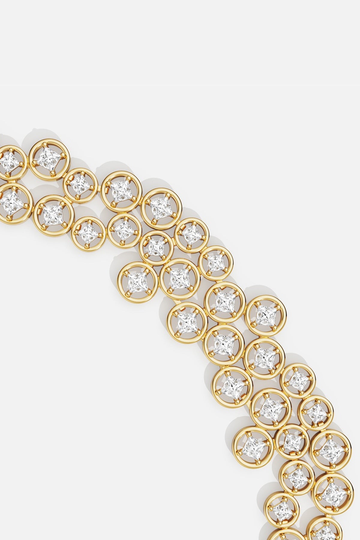 Bracelet APM, une cascade lumineuse aux reflets dorés, élégance intemporelle.